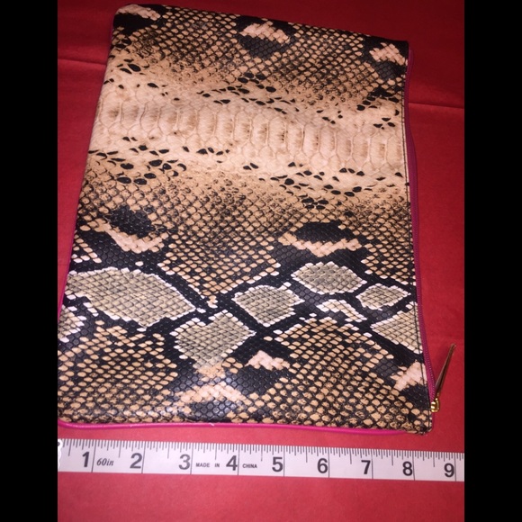 Estée Lauder’s Embossed Snake Print Makeup Bag - Picture 2 of 10